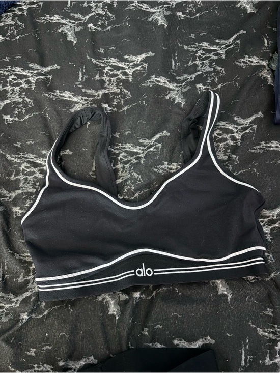 ALO Yoga Tops - Alo bra in black